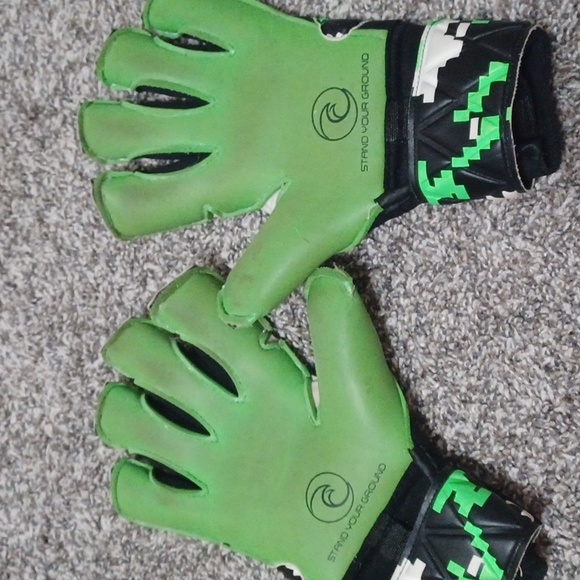 Lime green goalie gloves - Picture 2 of 2